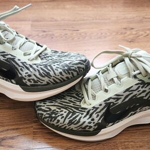 NIKE Winflo 11s (Womens Size 9.5) Like New!